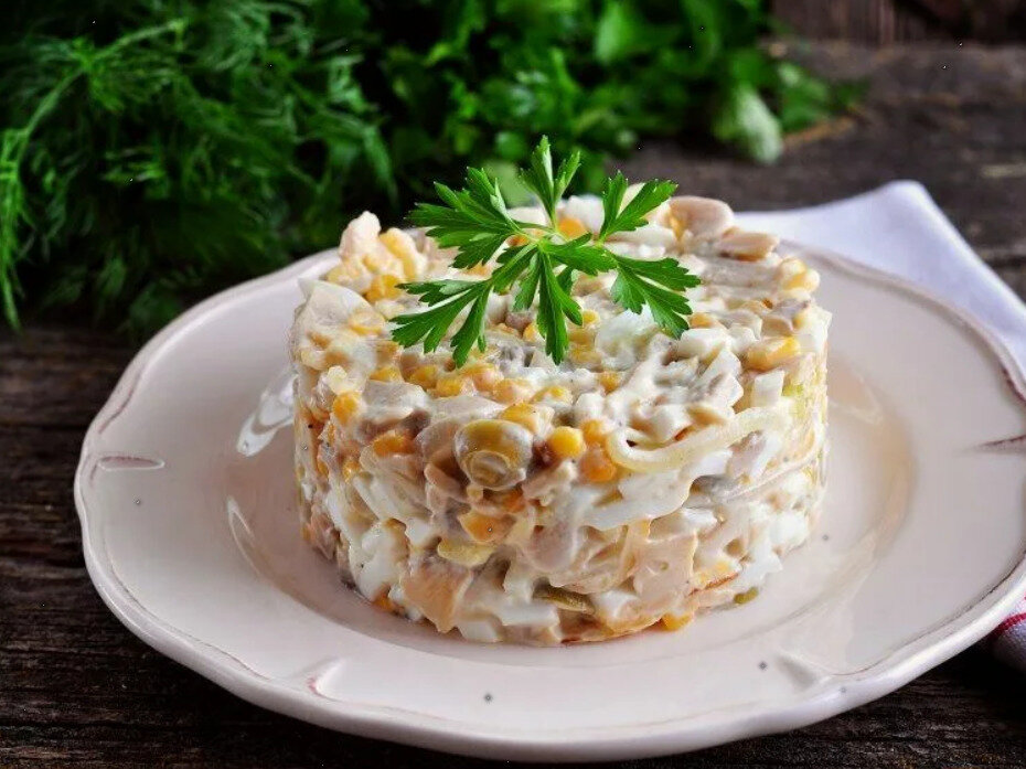 Салат с копченой курицей и жареными шампиньонами и кукурузой