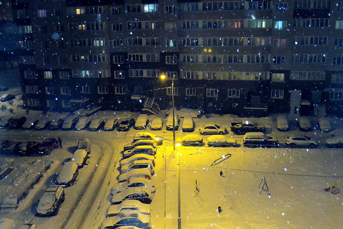 Орут ночью под окнами. Ночью всегда. вид на дорогу с окна дома. ночь на постоянном дворе. дороге окно мурманск.