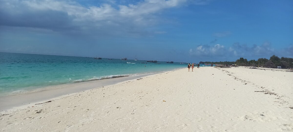 Пляж Кенда, берет начало у рыбного рынка. Вид в сторону Нунгви