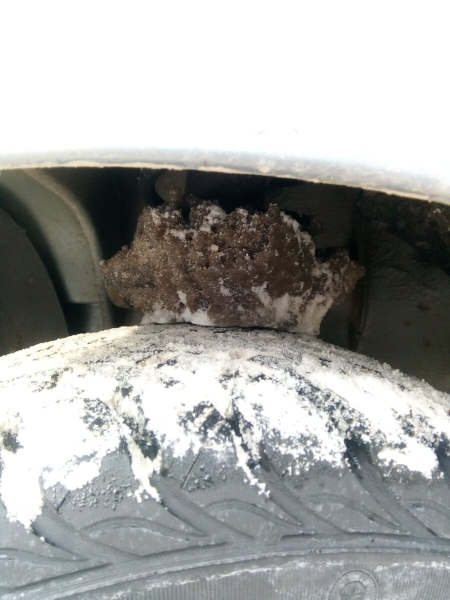 Авторское фото. Налипание снега и затвердевание его в лед на стойке. Зазор между льдом и колесом 1-2мм.