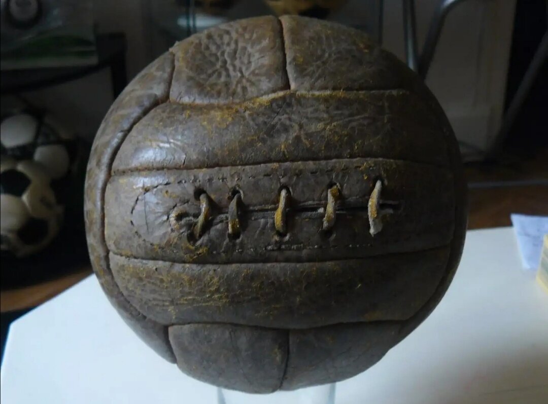 Первый футбольный мяч. 