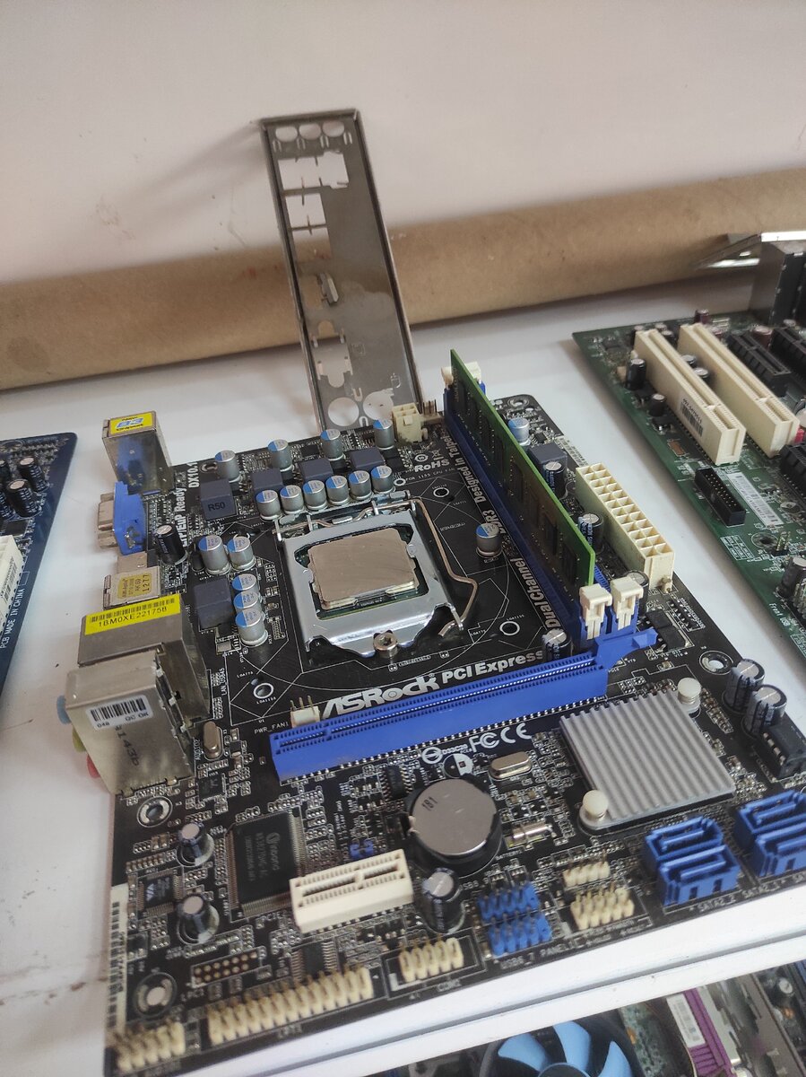 На фото материнская плата с сокетом 1155