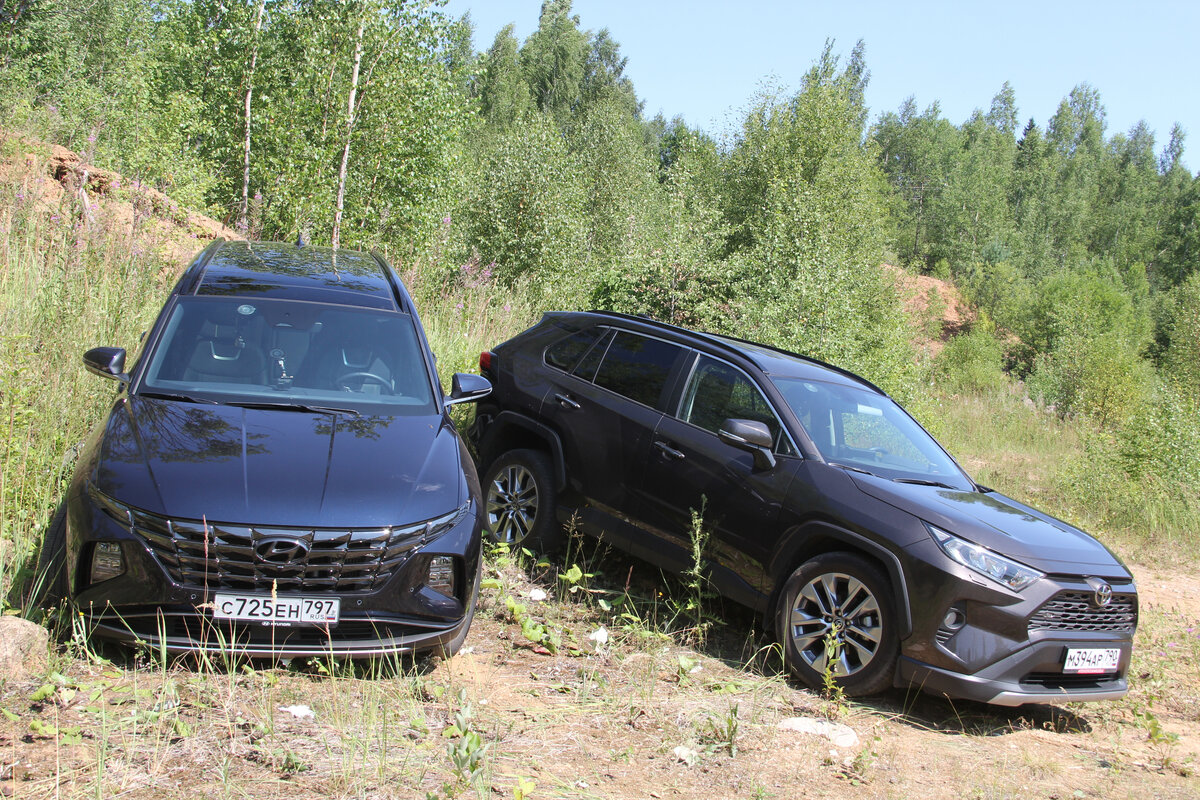 На фоне полноценного японского конвейера в Питере, где собирают Рав 4, корейская сборка в Калининграде выглядит бледно – скорее как имитация,   чтобы иметь налоговые льготы. Но может оно и хорошо, для потребителя  важно иметь уверенность в корейском качестве, и что Хендай Туссан новенький по цене не так уж далеко и оторвался  от Тойота РАВ 4