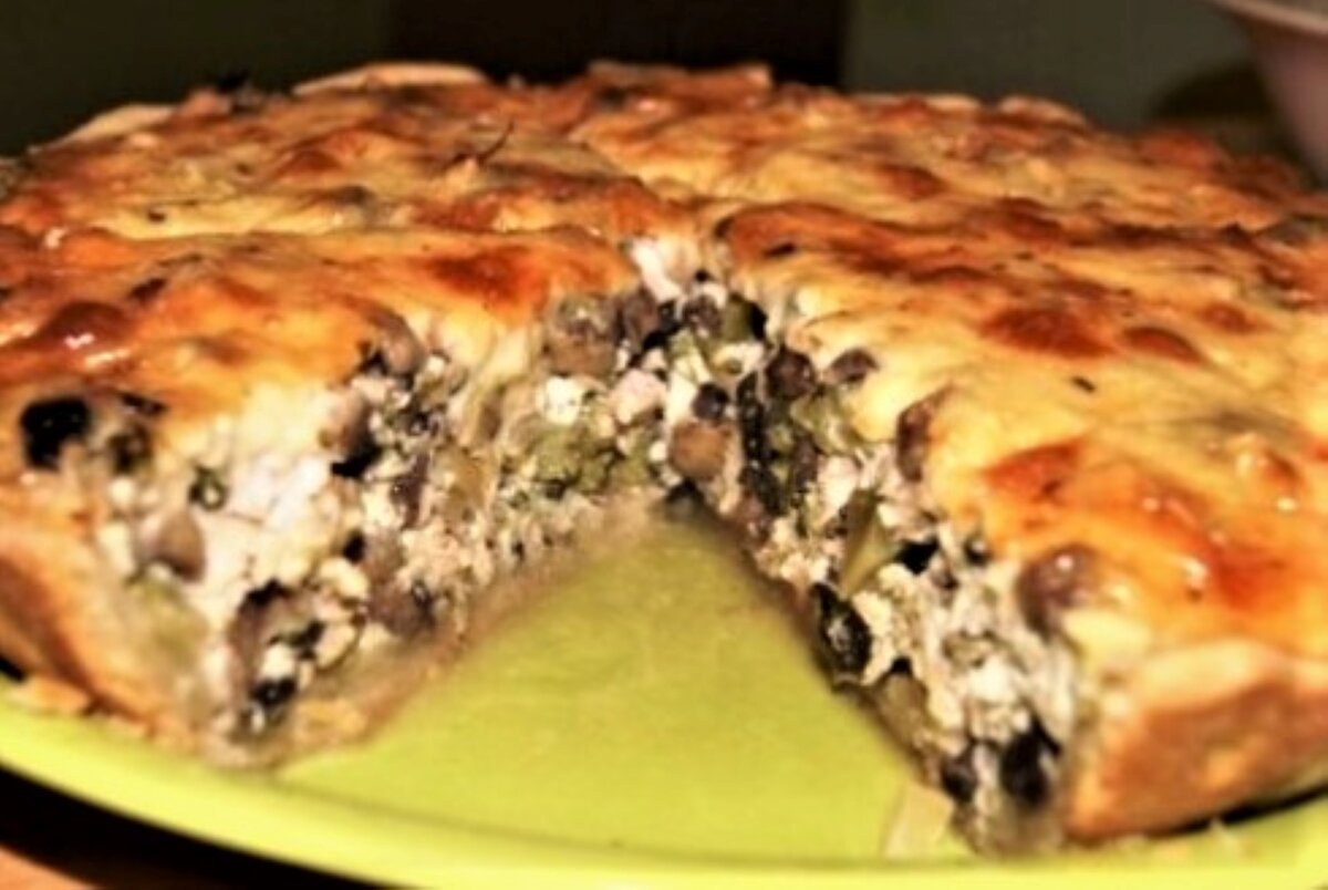 Пирог с курицей, грибами и брокколи