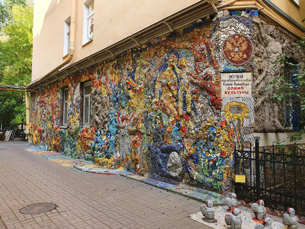 Мозаичная стена дома