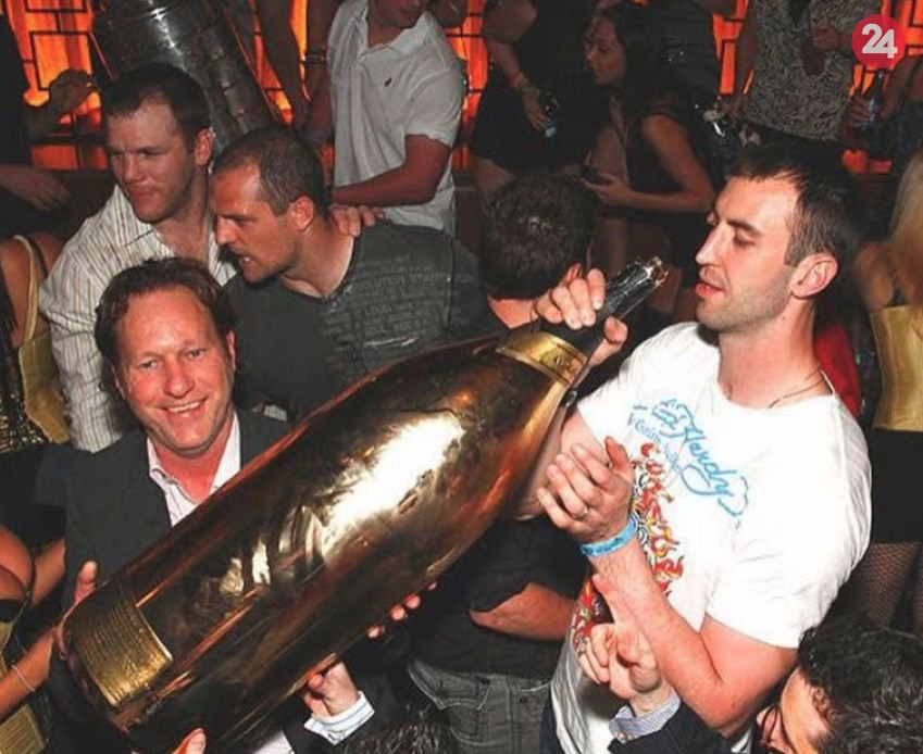 Armand de Brignac Midas. Бутылка Мидас. Самая большая бутылка шампанского. Шампанское big Party. Ночной клуб пьяные девушки