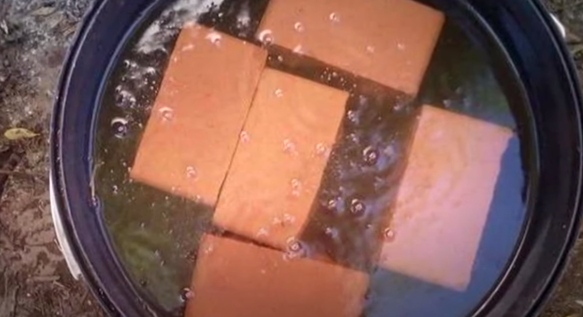 Кирпич в воде.