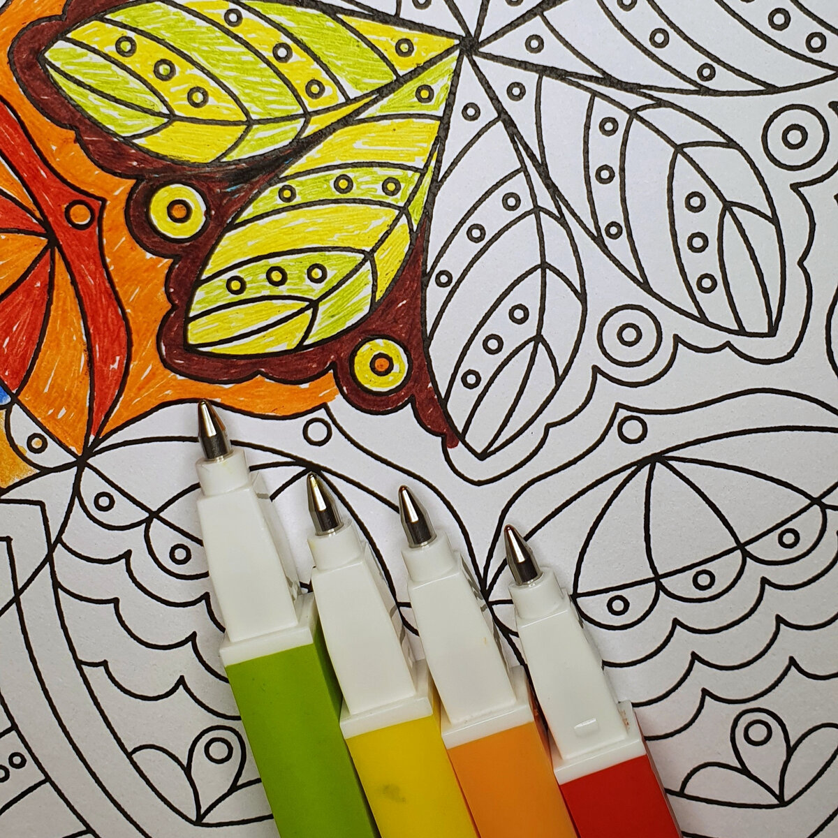 Гелевые ручки. Яркие, рисуют мягко. Отличный вариант для раскрашивания мандал