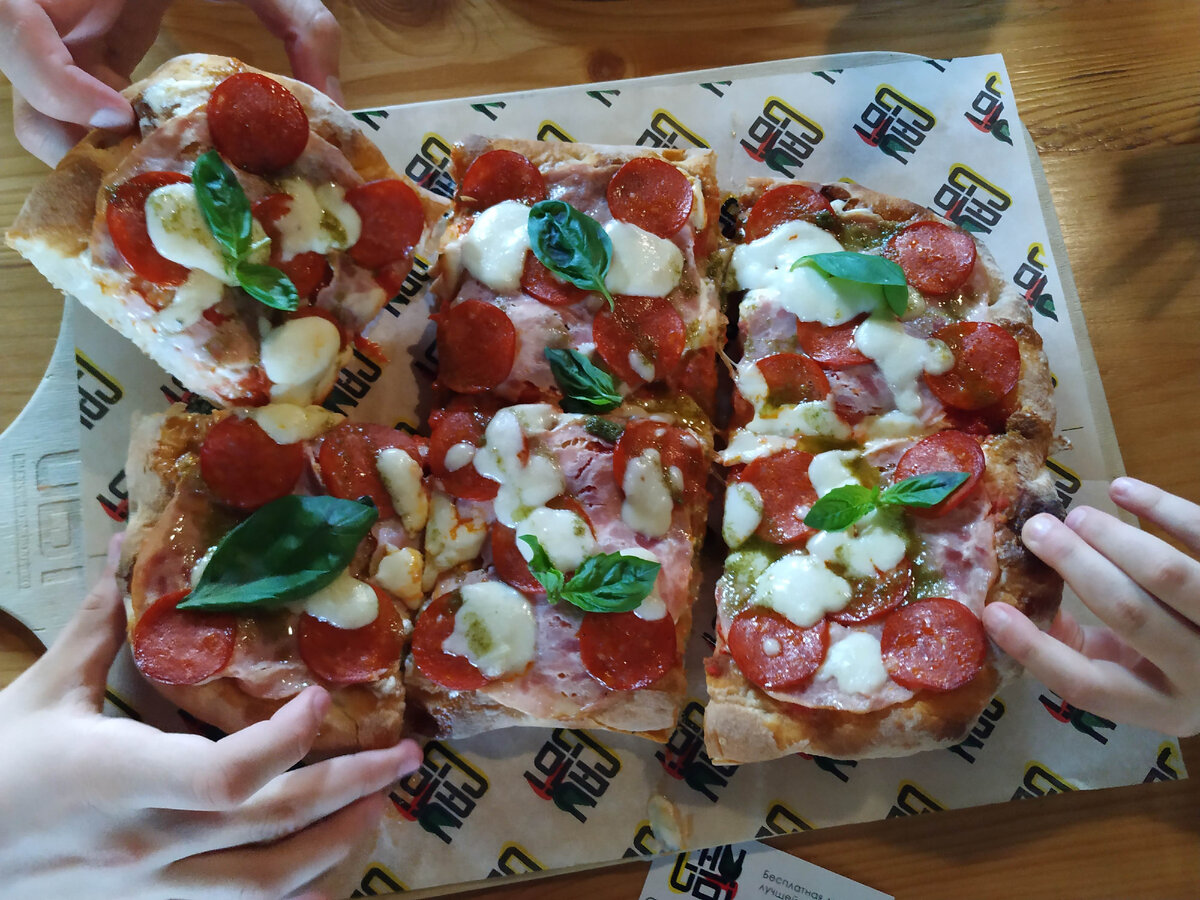 Пицца с пепперони и базиликом