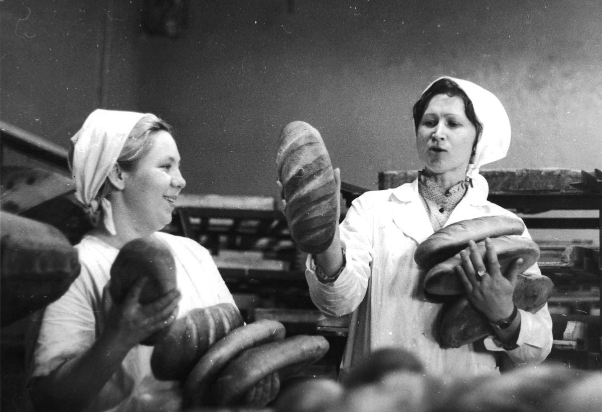 Эх, с ностальгией вспоминаю годы моего советского детства. Бывало, зайдешь в булочную, возьмешь кирпичик свежего хлеба - хрустящий, ароматный - аж слюнки текут.