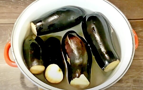 Кипятим баклажаны.