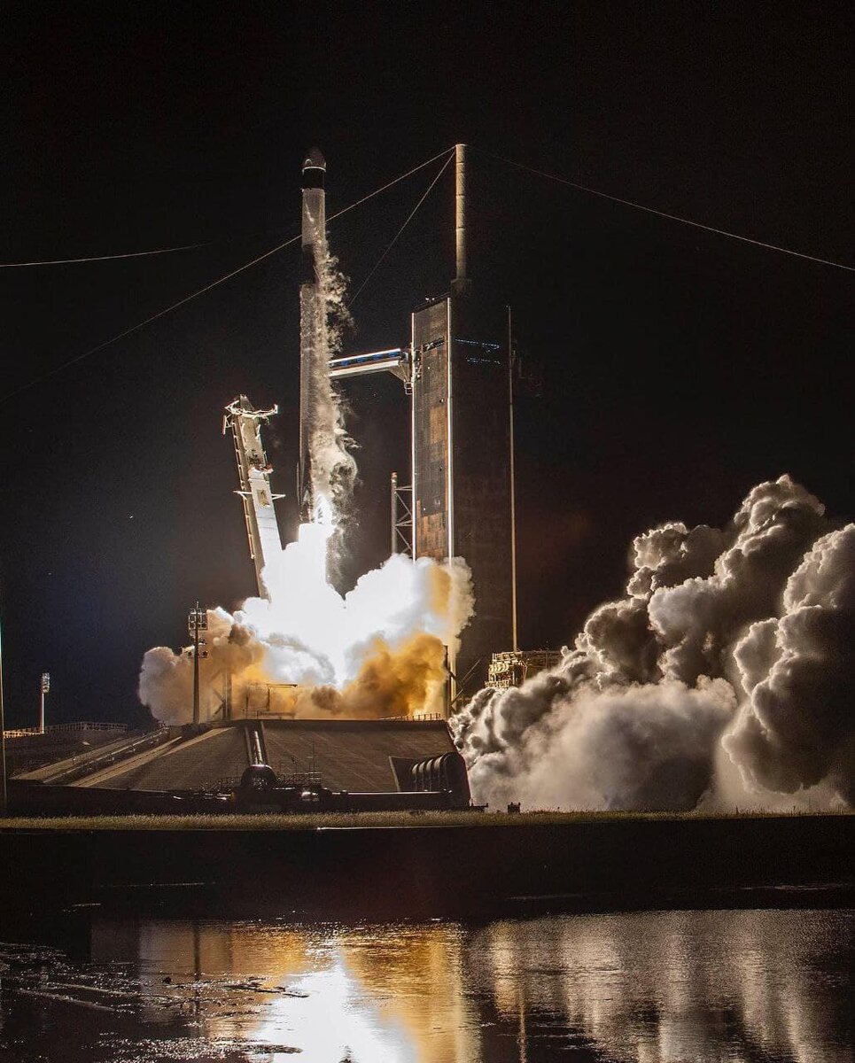 Старт ракеты-носителя Falcon 9.