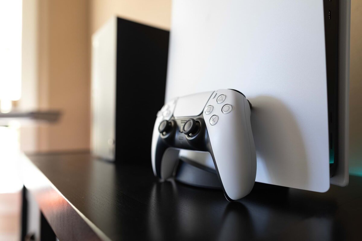 PS5 (источник изображения https://akket.com/wp-content/uploads/2021/02/Sony-PlayStation-5-PS5-Konsoli-Pristavki-Igry-Videoigry-10-1536x1024.jpg)