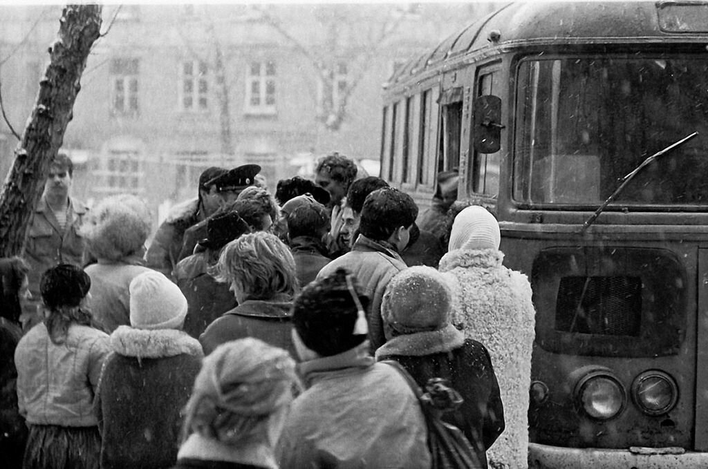 Советский военкомат. Проводы в советскую армию. Проводы в армию в советские годы. В деревне проводы в советскую армию. Проводы в армию 80 годов.