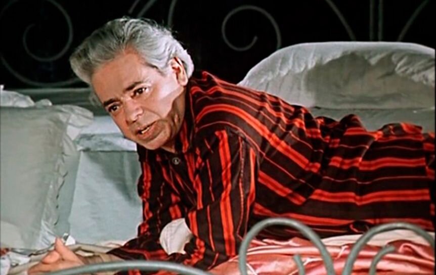 Аркадий Райкин в одной из своих лучших миниатюр «Рассуждение в постели». / Скриншот страницы Yotube 