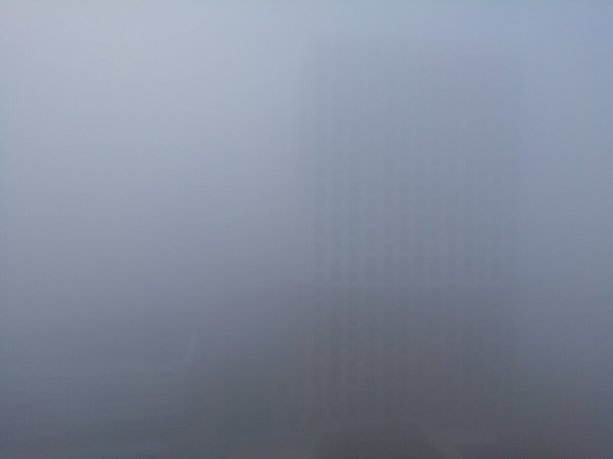 Вот так выглядит многоэтажка в 150 метрах напротив моего дома.