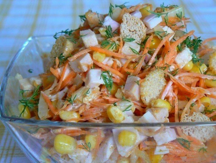 Салат с копченой курицей, корейской морковью, кукурузой и огурцом - рецепт с пошаговыми фото
