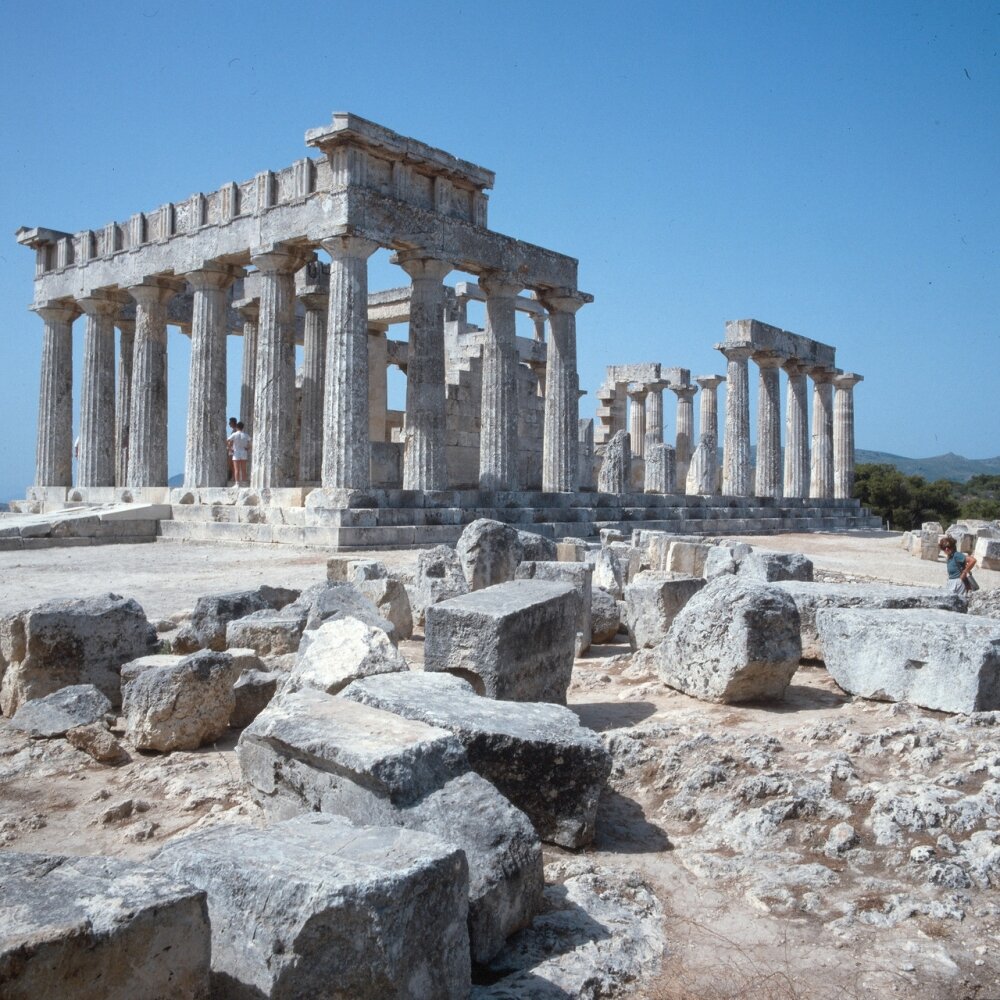 Храм Афины Афайи с о. Эгина. Главная тема греческой архитектуры - борьба опоры и тяжести.