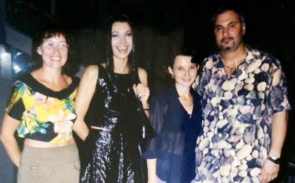 Любительское фото И. Ефименко после интервью, которое состоялось во время концерта, посвященного Дню металлурга в 2001 г. Слева направо: Марина Божинская, Анжелика Агурбаш (тогда еще Лика Ялинская), я, Валерий Меладзе. 