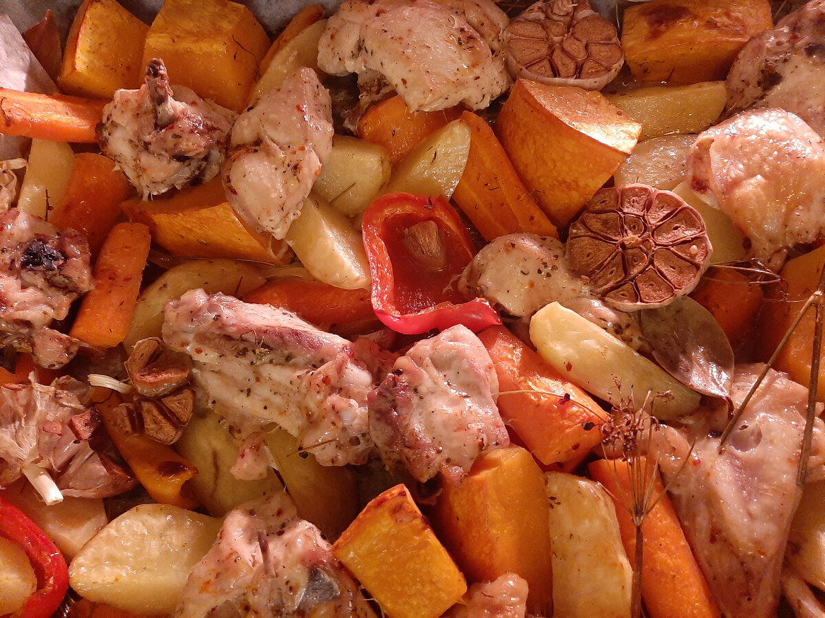 Фото автора. Забросила в духову курицу и овощи - и через полчаса ужин готов!  