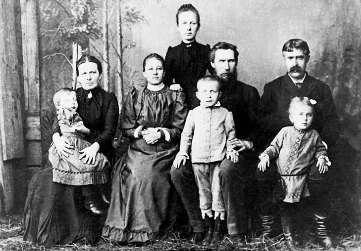 Слева направо: Татьяна Михайловна Макаренко с дочерью Наташей на руках, ее сестра- Пелагея Михайловна, Александра Семеновна (старшая сестра Антона), Семен Григорьевич Макаренко с сыном Антоном, муж Пелагеи Михайловны с сыном Василием. 1894 г. (фото из книги А. Макаренко "Моя система воспитания").