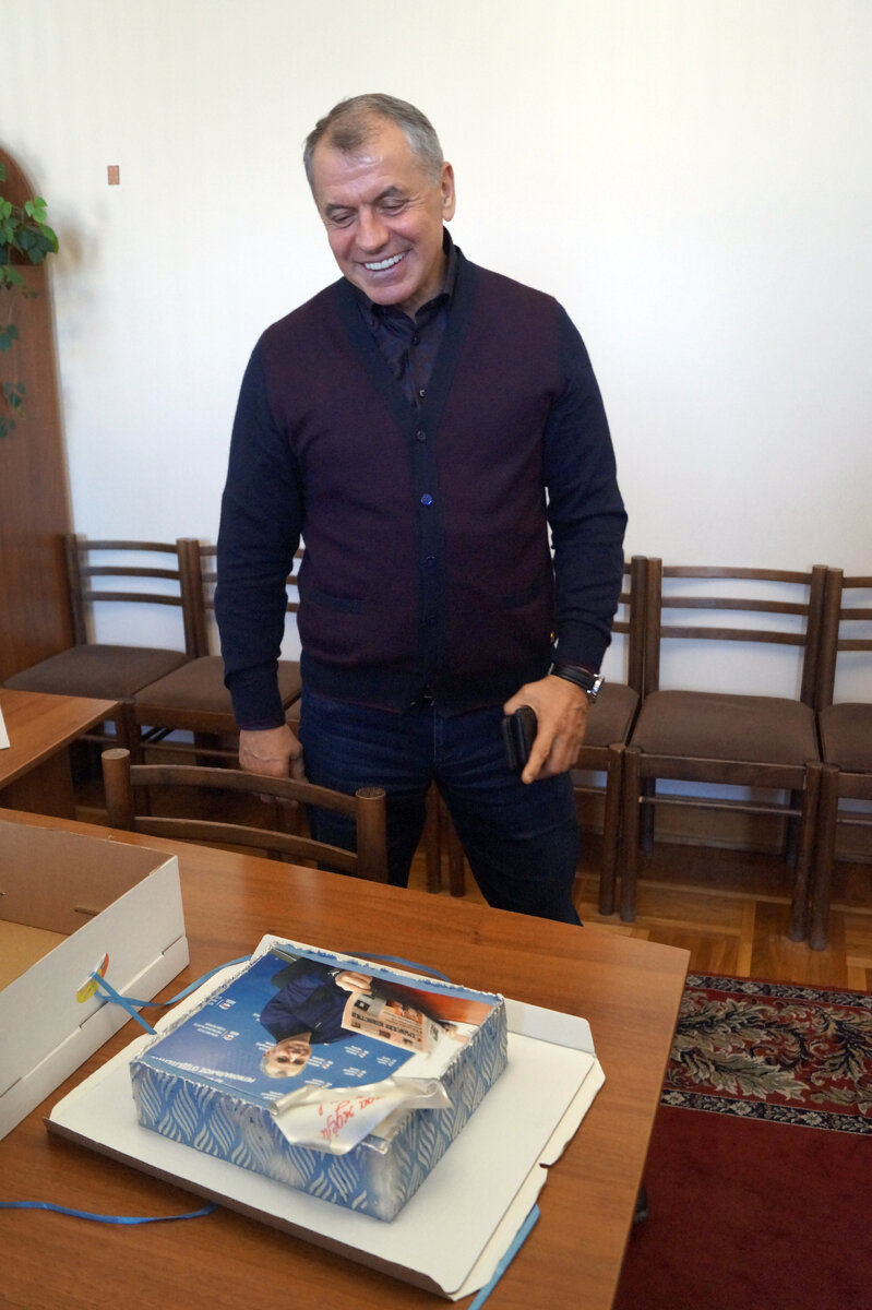 Мы подарили В. Константинову торт. Вглядитесь  — юбиляр  читает «Крымские известия»