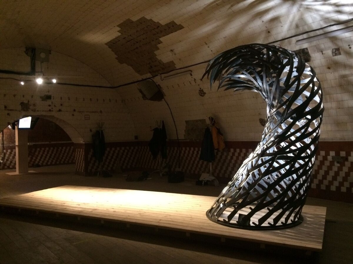  Инсталляция из сельскохозяйственных кос.
