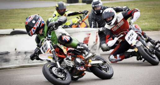 Заезд на питбайках типа «мотард» по треку для кольцевых гонок – супермото
