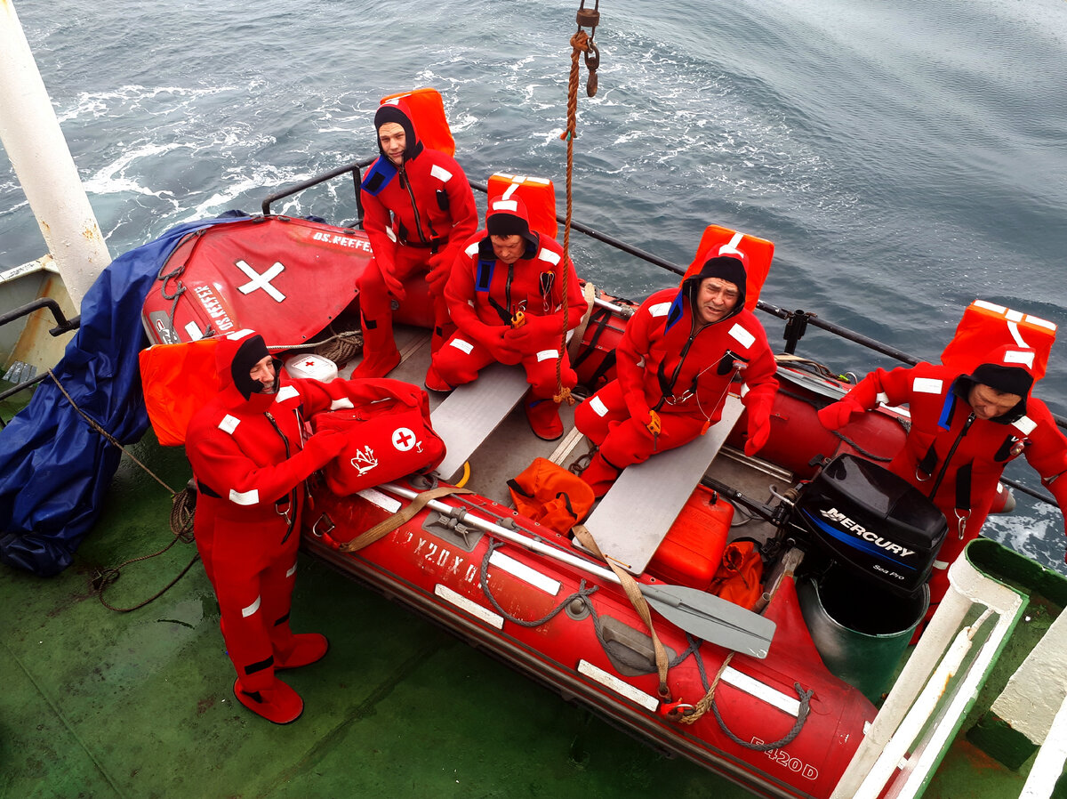 Учения по оставлению судна.