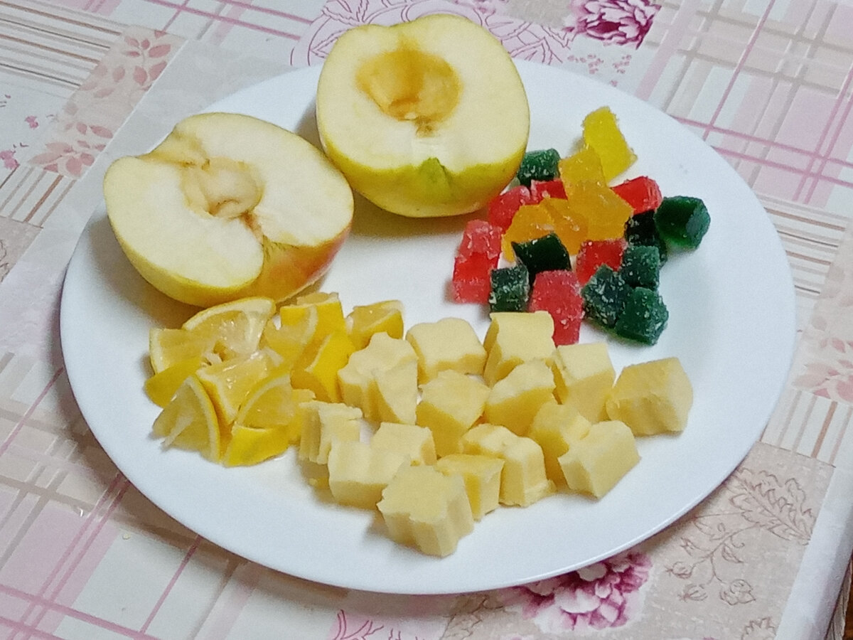 Нарезаем ингредиенты для праздничной закуски "Яблочный ежик"