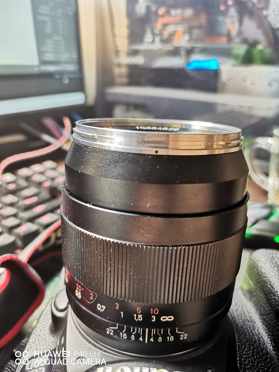 Объектив на камере смотрится очень внушительно.