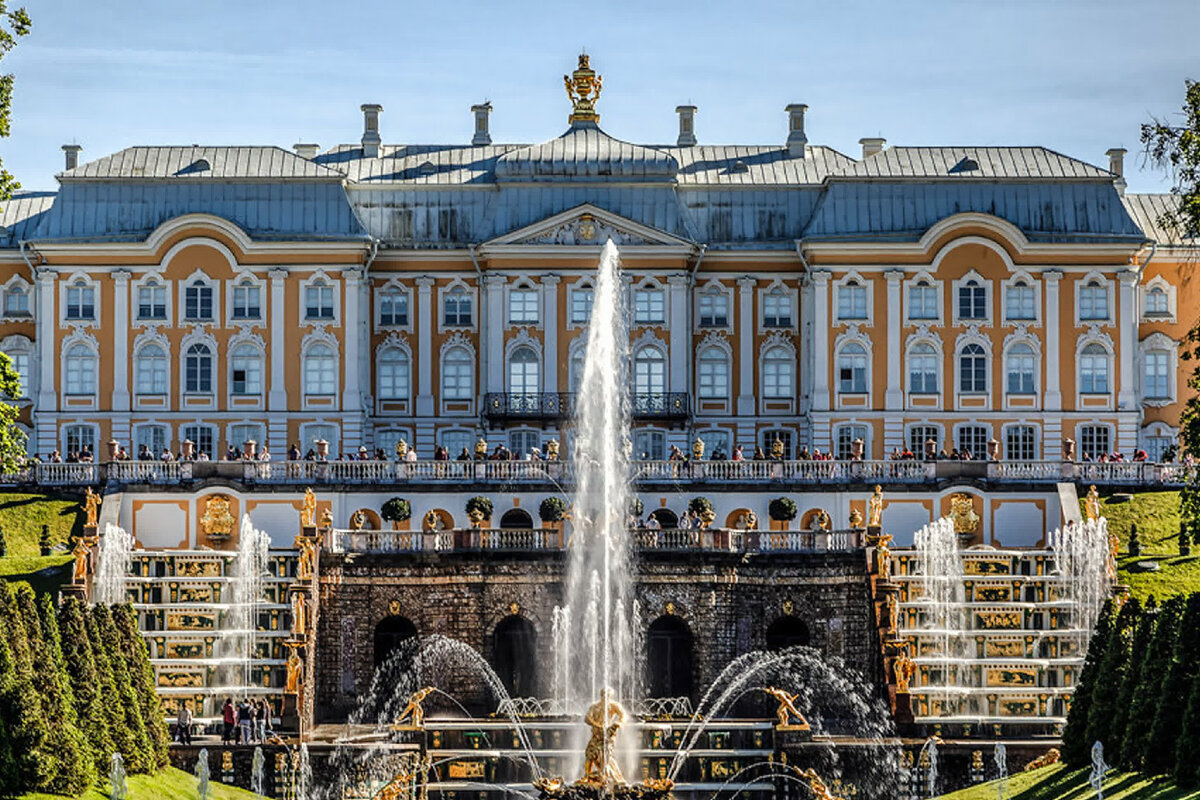 Петродворец (если сравнивать по внешнему облику - Долмабахче круче)