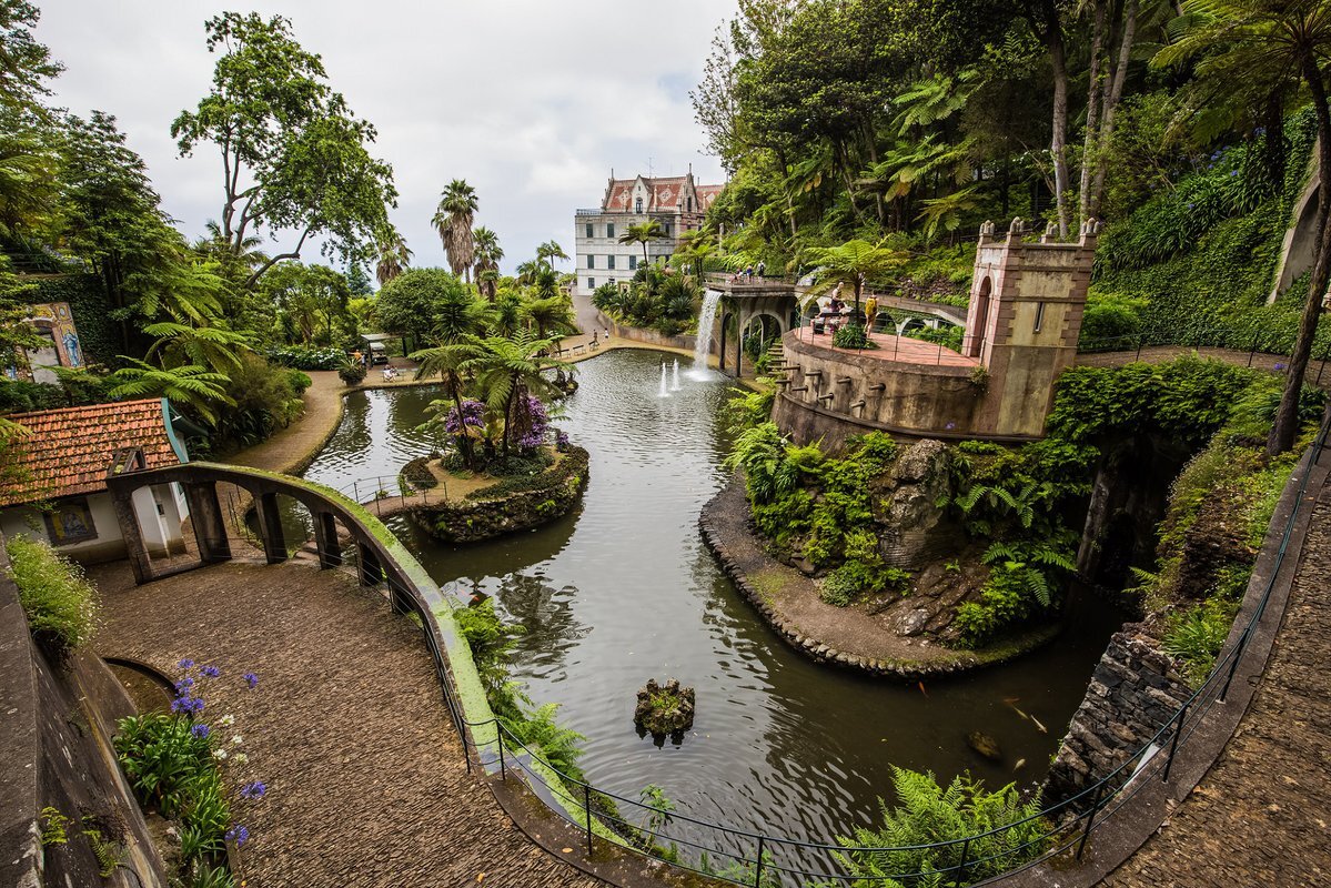 «Monte Palace Tropical Gardens» стоят на вершине одноименного холма, откуда перед путешественниками открываются потрясающие виды на атлантический залив Фуншал.