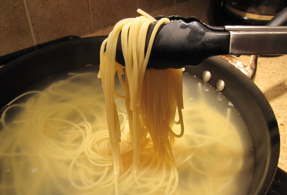 Как сварить спагетти. Макароны в кастрюле. Кастрюля для спагетти. Спагетти вареные. Сотейник для пасты.