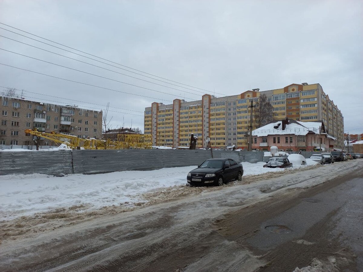 Однако застройка все еще продолжается вокруг. Место есть, да и так дешевле. Зачем сносить и дарить квартиры, если само развалится? ))