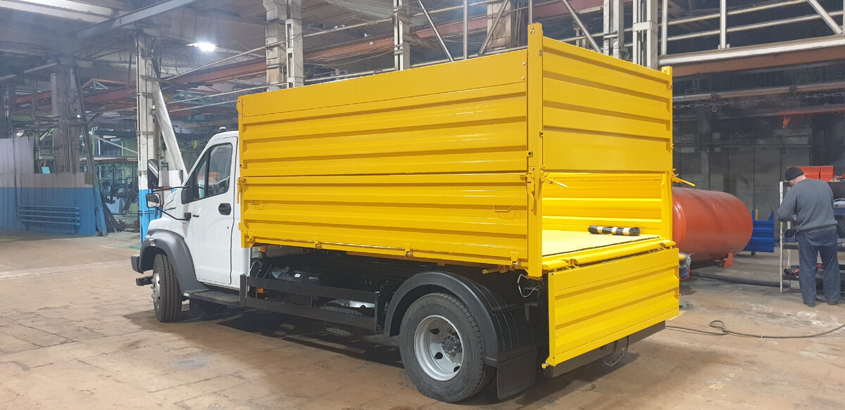 Самосвал ГАЗ-САЗ-250713 с 3-х сторонней разгрузкой является продолжателем линейки самосвалов на  базе 1-ти тонных ГАЗонов Next - создан он на шасси ГАЗ-С41RC3 ГАЗон Next полной массой 10 тонн. Основное отличие данного шасси в колесной базе, у шасси  ГАЗ-C41RB3  колесная база 5150 мм, у нового шасси она составляет 4515 мм.  