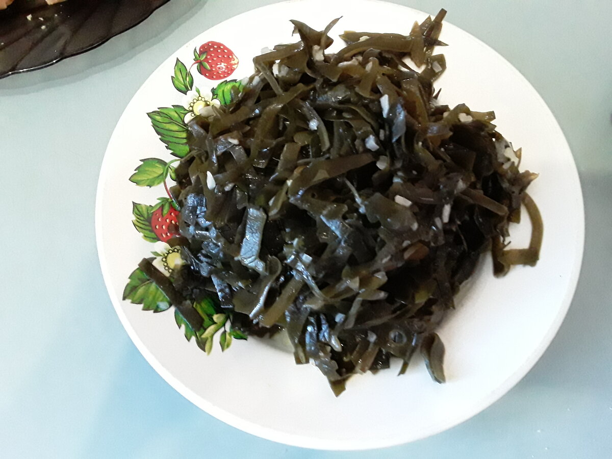 Салат с морской капустой.