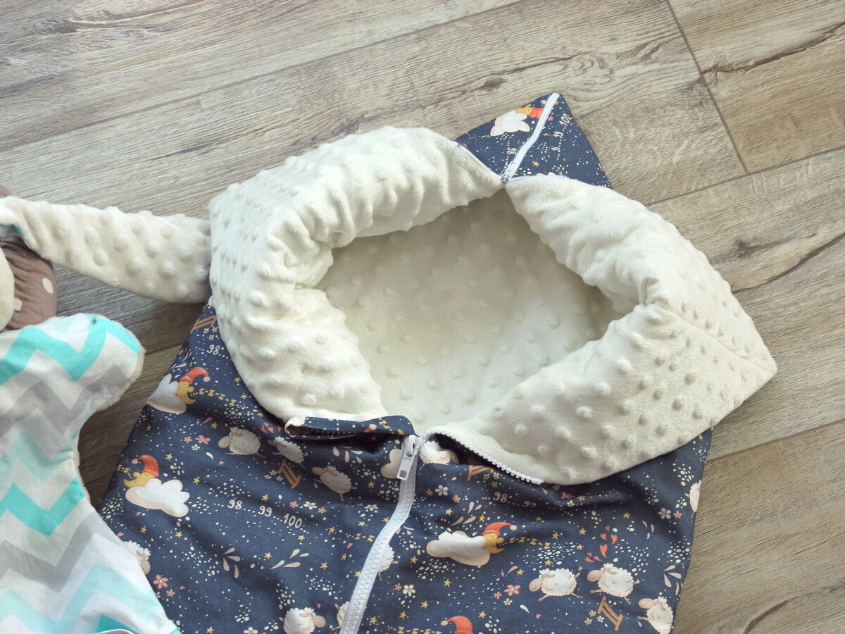 Если сверху молнию застегнуть, то получится капюшон