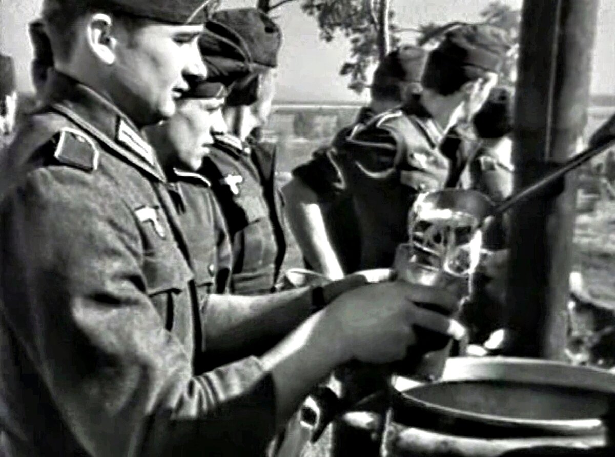 Немцы у полевой кухни. Кадр из фильма