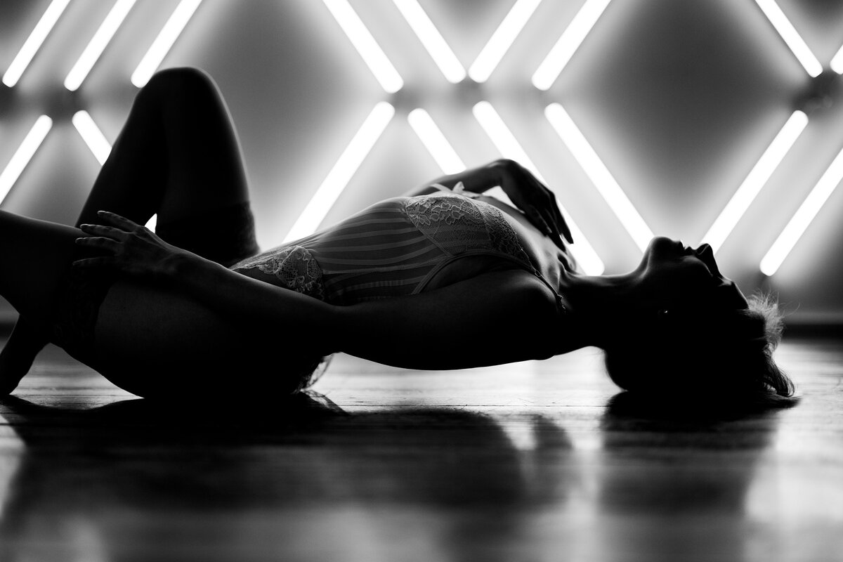 С одним источником света лучше всего учиться отражать и рассеивать его, моделируя изображение. Источник: pixabay.com