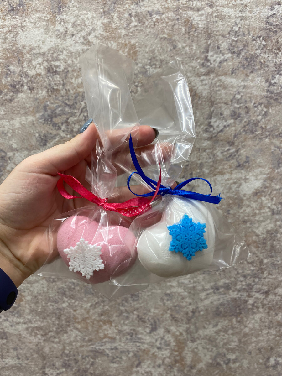 Милые новогодние бомбочки-сердечки со снежинками😍