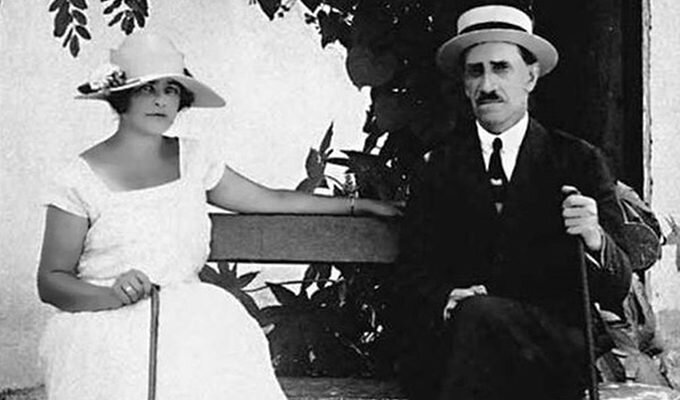В 1921 году в жизни писателя Александра Грина случились два судьбоносных события. Он встретил Нину Миронову, ставшую любовью его жизни, и посвятил ей повесть «Алые паруса».