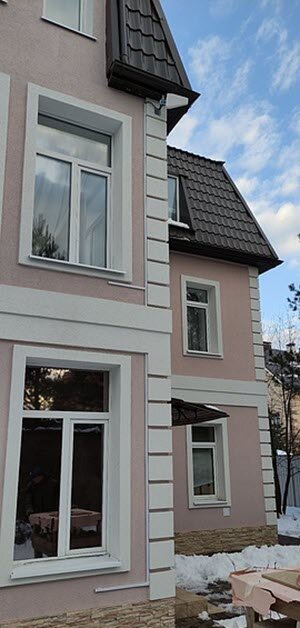 Внешняя антенна, установленная на фасад дома, почти незаметна.  