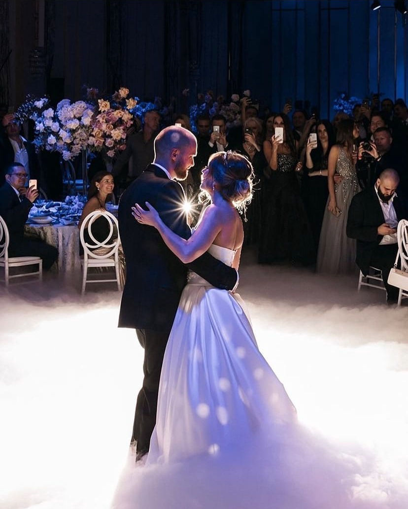 Мишель Серова и Роман Жуков на свадьбе. Кадр сделан три года назад