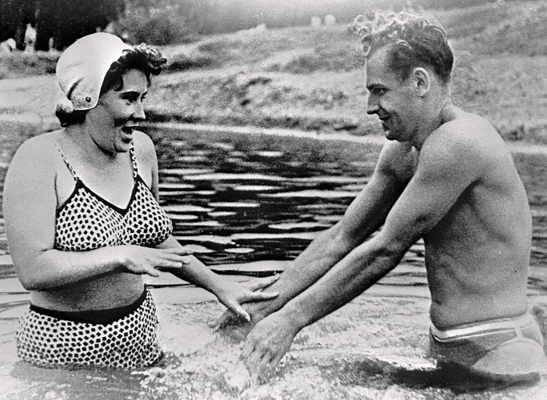 Летчик-космонавт СССР Герман Титов с женой Тамарой купаются в реке (1961 год)
