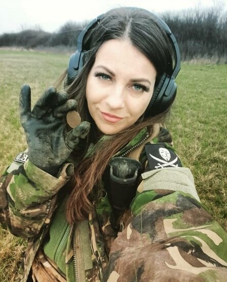 Фото красивой девушки-кладоискательницы. Взято с просторов интернета