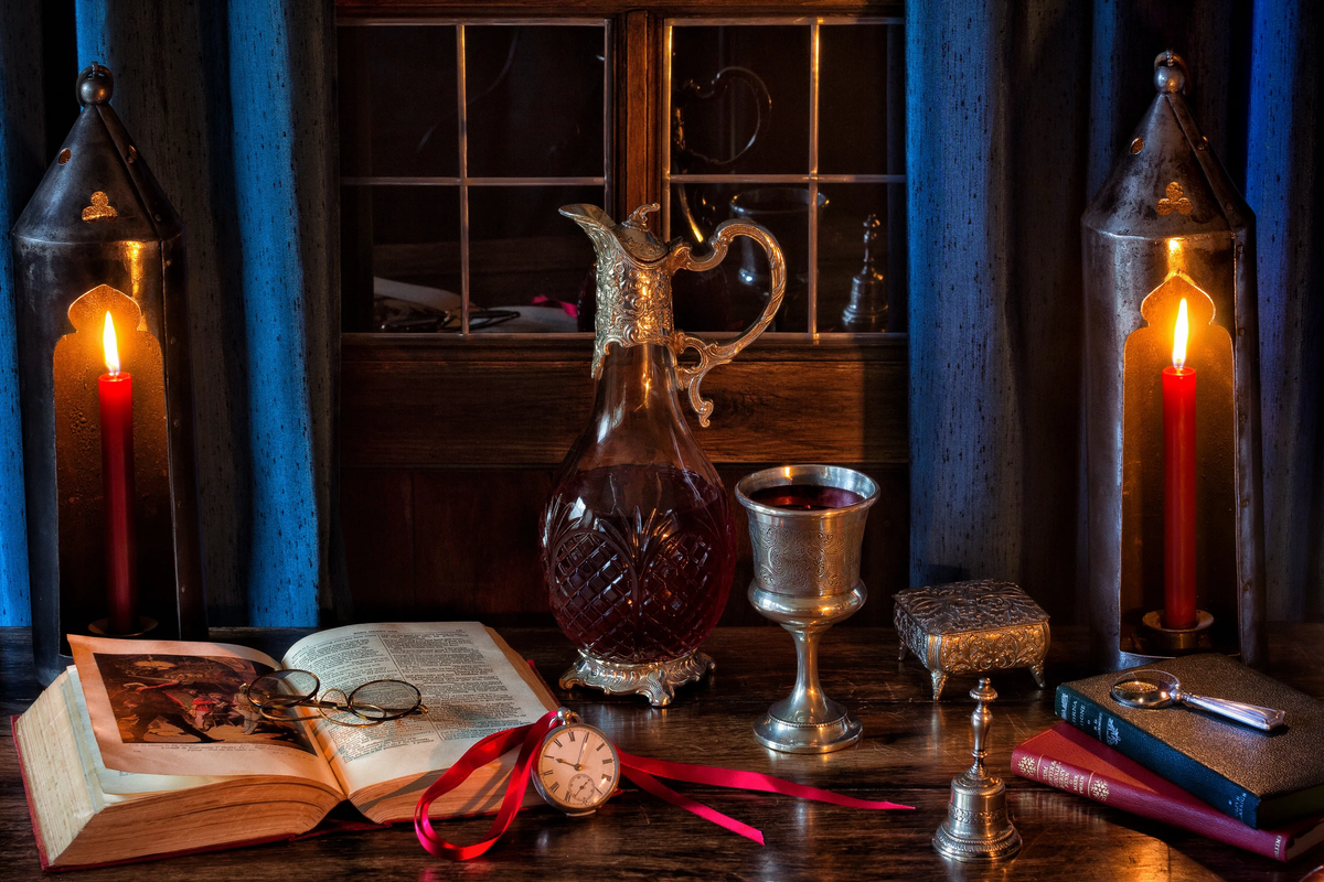 Источник: https://get.wallhere.com/photo/antique-old-antiquarian-books-memoryweaver-carafe-decanter-wine-chalice-silver-pocketwatch-shakespeare-booked-candlelight-candles-Gothic-1126110.jpg