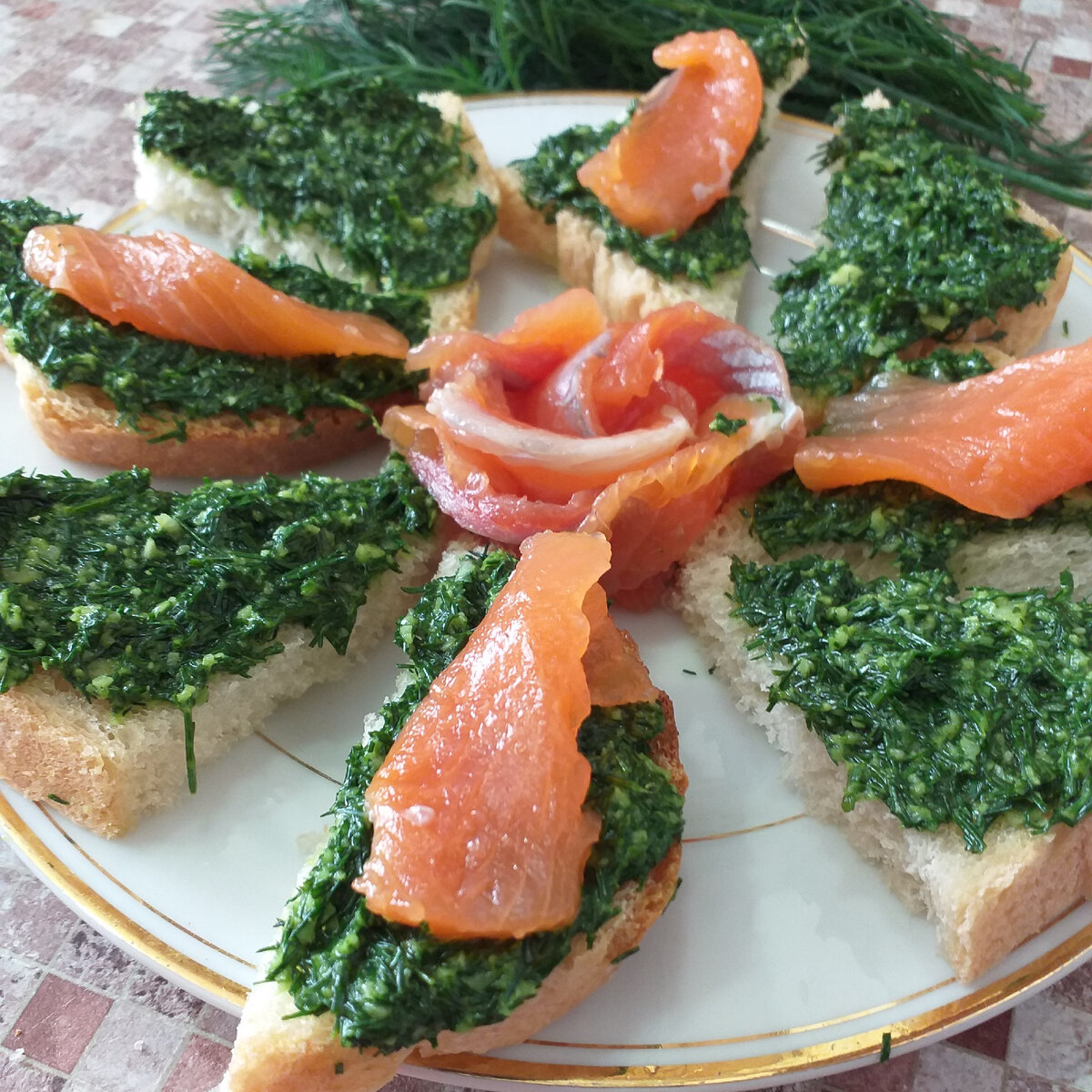 Укропный соус-заправка просто идеально подходит к красной солёной рыбе