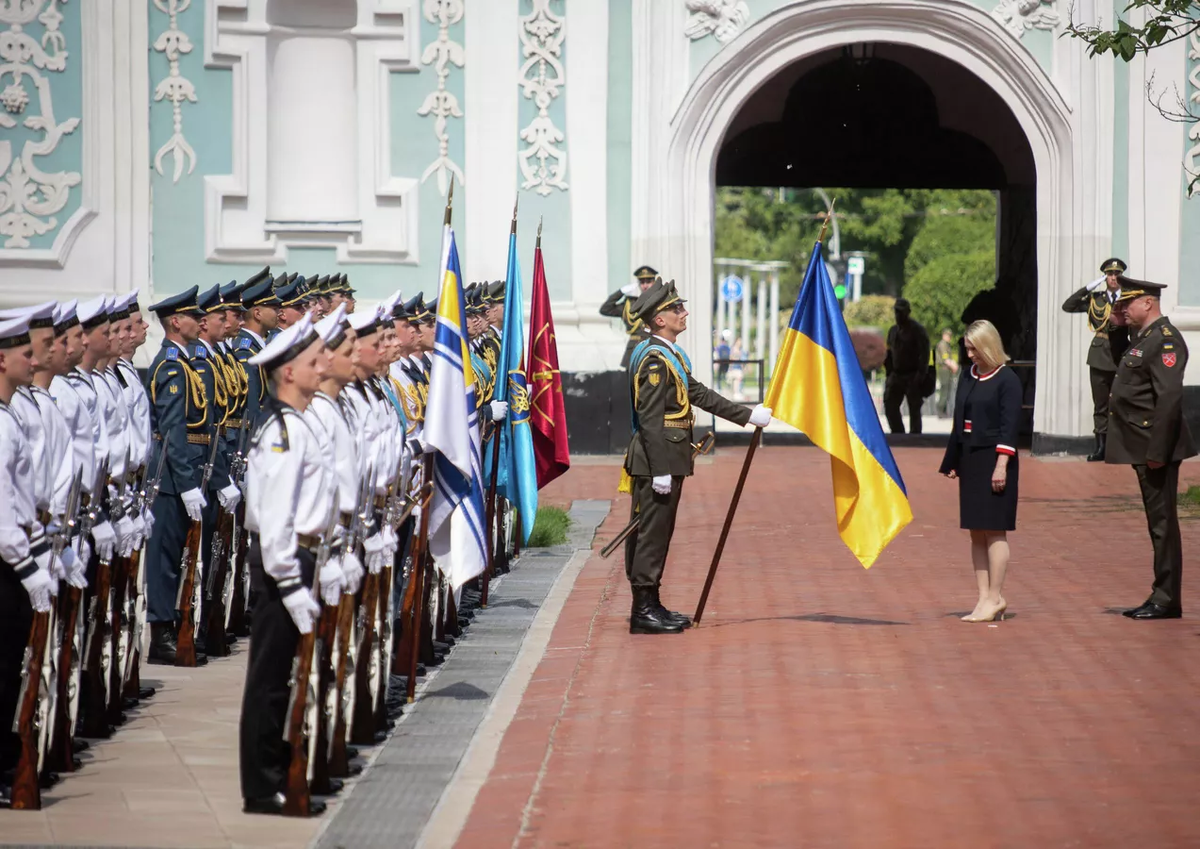 - Бриджит Бринк, перед украинским флагом, -