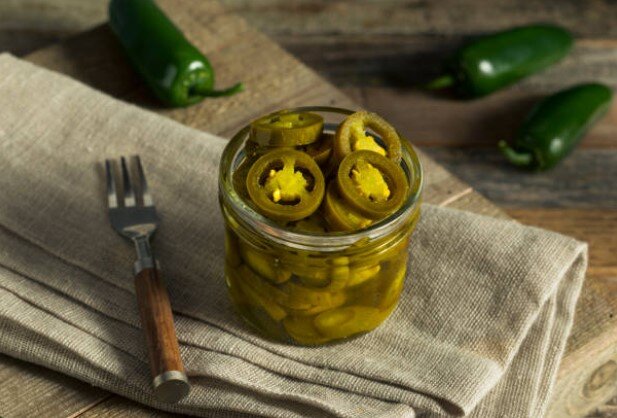 Маринованные халапеньо в винном уксусе. 
